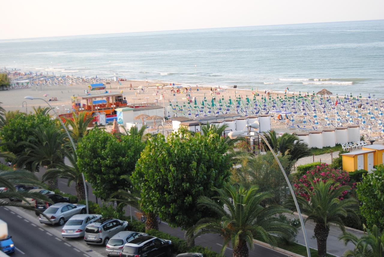 Hotel Boston Alba Adriatica Exterior foto