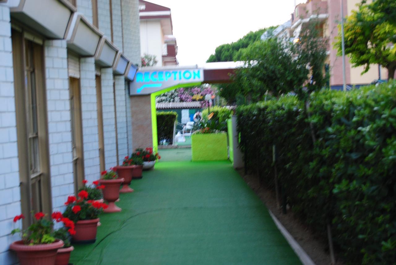 Hotel Boston Alba Adriatica Exterior foto